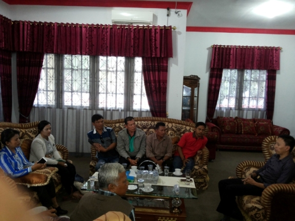 Warga Datangi Ketua DPRD Sintang