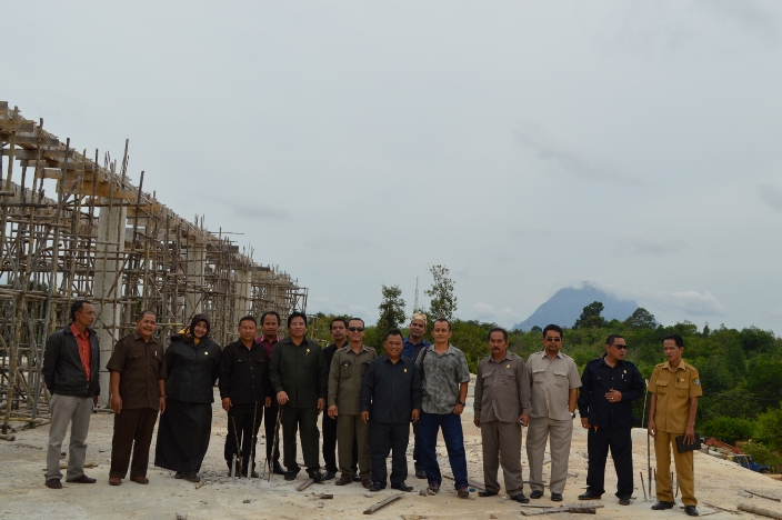 Foto Bersama Anggota Komisi B DPRD Sintang Usai Pantau Pembangunan Rumah Betang
