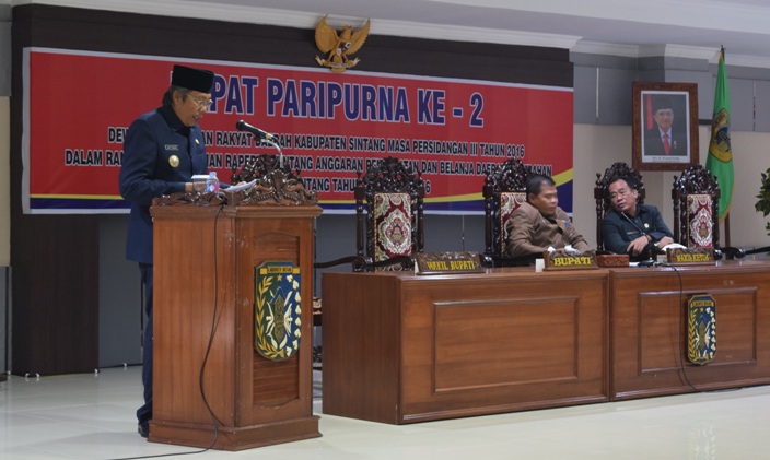 Bupati Sintang Jarot Winarno saat membacakan Raperda APBD Perbuhan Kabupaten Sintang Tahun Anggaran 2016