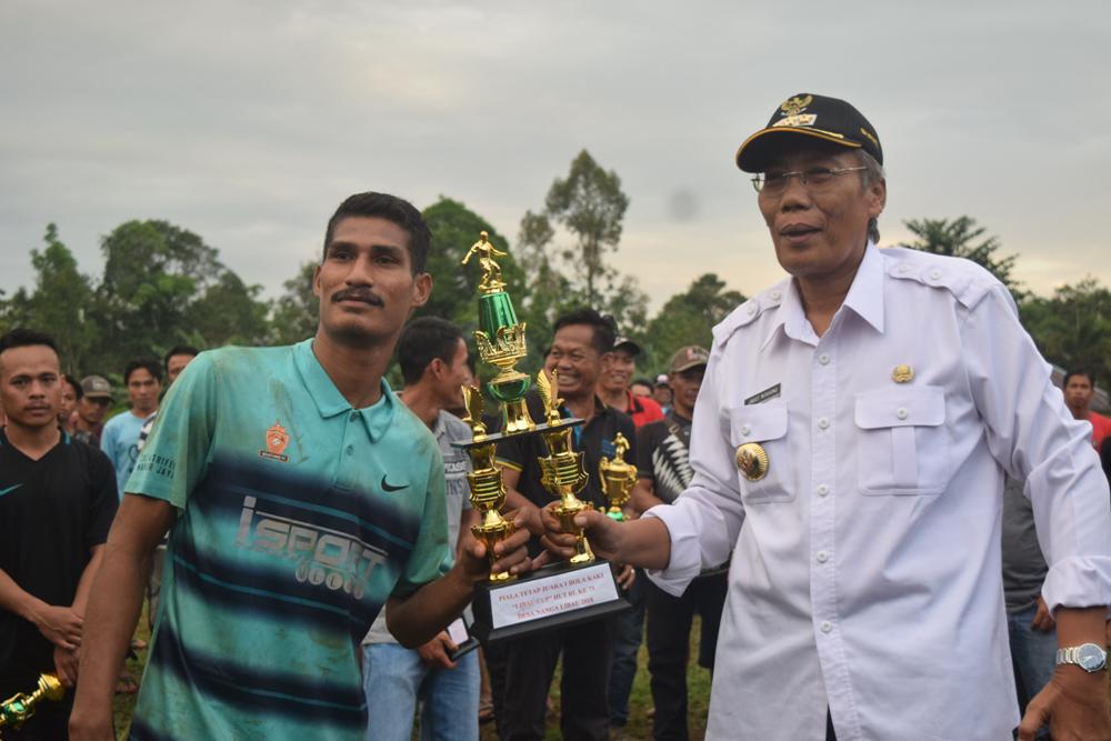 Didampingi Wakil Ketua DPRD, Bupati Sintang Tutup Turnamen Libau Cup