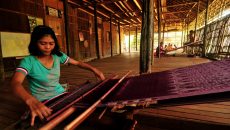 Seorang wanita suku Dayak Desa membuat kain tenun ikat di Rumah Betang Ensaid Panjang, Desa Baning Panjang, Kecamatan Kelam Permai, Kabupaten Sintang