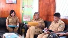 BUPATI SINTANG SEKDA DAN KEPALA BKD SEDANG MELIHAT ABSEN DI DINAS KESEHATAN (2)