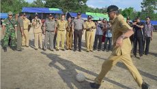 BUPATI SINTANG TENDANG PERDANA DIMULAINYA PERTANDINGAN FINAL