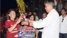 BUPATI SINTANG SERAHKAN HADIAH KEPADA TIM PORNAS