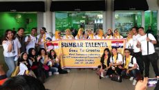 Foto 2 – Sumbar Talenta di Bandara International Minangkabau ketika akan berangkat ke Croatia. (Dokumen Sumbar Talenta Organization) Foto 2 – Sumbar Talenta di Bandara International Minangkabau ketika akan berangkat ke Croatia. (Dokumen Sumbar Talenta Organization)