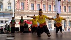 Foto 2 - Sumbar Talenta saat menampilkan Tari Piring di Croatia. (Foto Pribadi)