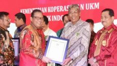 Penghargaan Dari Menteri Koperasi (2) Penghargaan Dari Menteri Koperasi (2)