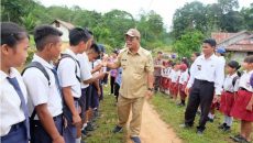 Bupati Rupinus Minta Anak-Anak Giat Belajar