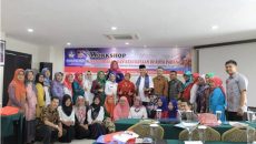 Foto 1 - Para peserta workshop foto bersama dengan para panitia dan Walikota Padang. (Dok. Istimewa)