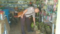 Polsek Ketungau Tengah Pastikan Kebenaran Kelangkaan Sembako dan Elpiji 3 Kg Polsek Ketungau Tengah Pastikan Kebenaran Kelangkaan Sembako dan Elpiji 3 Kg