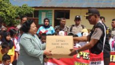 Foto 2 - Penyerahan bantuan dari Satgas Binmas Polri untuk Sekolah SD YPGGI Halabok. (Dok. Perwira Management)