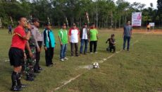 Syahroni tendang bola