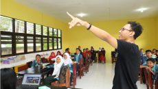 Penyampaian Materi Literasi Digital kepada Murid oleh Ryan Nugraha selaku Product Manager Zenius Education Penyampaian Materi Literasi Digital kepada Murid oleh Ryan Nugraha selaku Product Manager Zenius Education